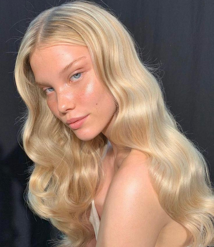 Cheveux blonds : comment éviter le jaunissement ?