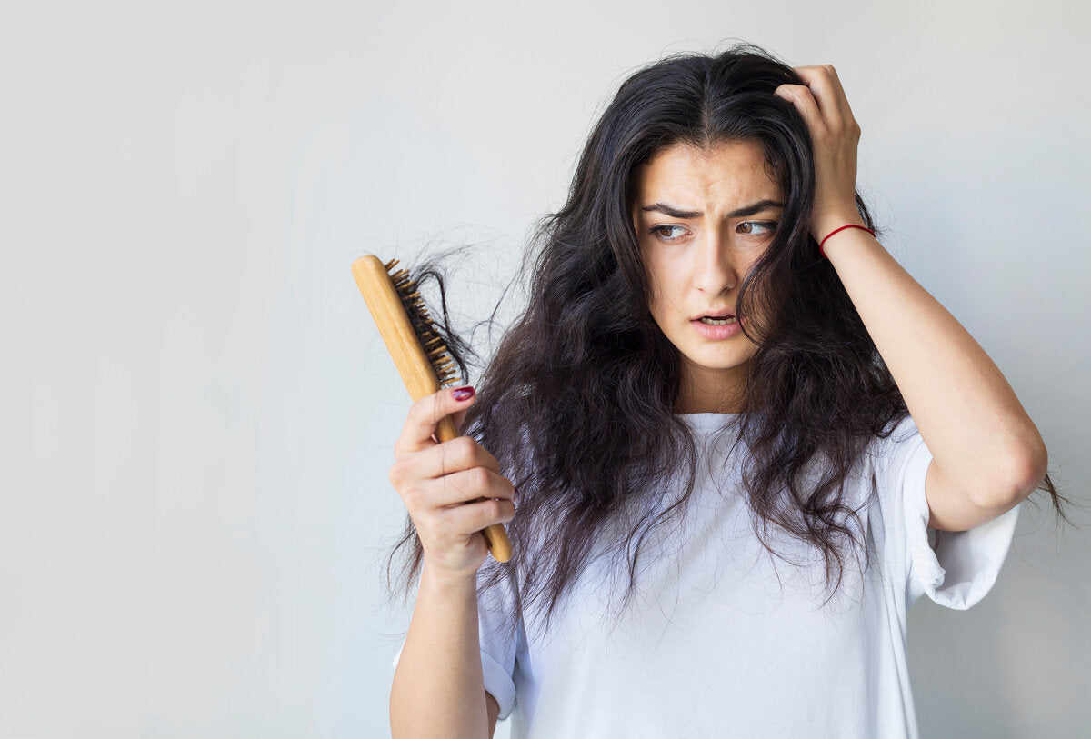 Pourquoi les cheveux tombent plus au changement de saison ?