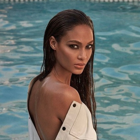 L'effet "wet look" revient en force : comment l'adopter ?