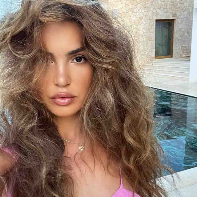 Cheveux au naturel pendant les vacances : bonne ou mauvaise idée ?