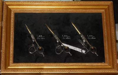 Tableau d'expo avec 3 ciseaux Shoka-Damas